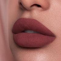 Resultado en labios del brillo labial mate Velvete tono 05