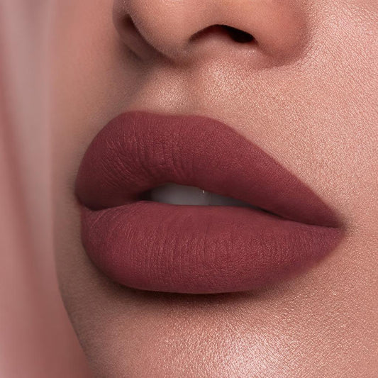Resultado en labios del brillo labial mate Velvete tono 05