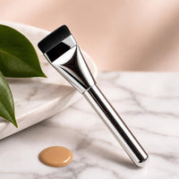 Velvete Precision Skin Spatula-Brush sobre marmol