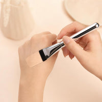 Aplicando base de maquillaje con el pincel Velvete